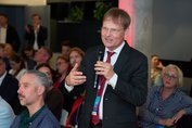 ein Mann im Publikum stellt während der Chemie3 Veranstaltung eine Frage
