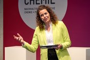 Moderatorin Katie Gallus begrüßt zur Veranstaltung