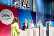 Fünf Redner auf der Bühne