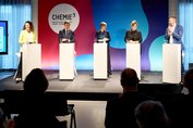 Fünf Redner auf der Bühne