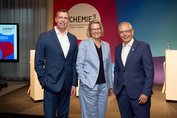 Die Chemie3-Spitzen (v. li. n. re.): Dr. Markus Steilemann (Präsident des Verbands der Chemischen Industrie (VCI) e.V., Vorstandsvorsitzender der Covestro AG, Dr. Katja Scharpwinkel, Präsidentin des Bundesarbeitergeberverbands Chemie e.V. (BAVC), Mitglied des Vorstands der BASF SE, und Michael Vassiliadis, Vorsitzender der Industriegewerkschaft IGBCE.