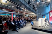 Veranstaltung Chemie 3, links Publikum, rechts die Rednerin